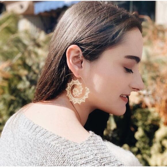 Amrita Singh Aria Spiral Gold Filigree Earrings - Picture 2 of 4